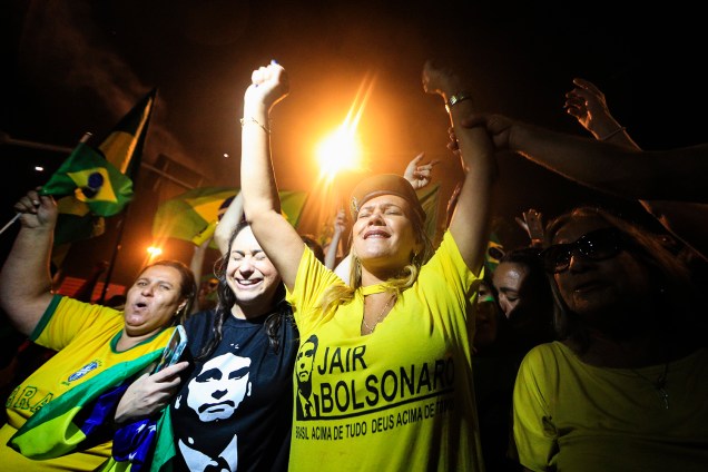 Apoiadores de Jair Bolsonaro (PSL) comemoram a vitória do presidenciável ao cargo de presidente da República, no Rio de Janeiro - 28/10/2018