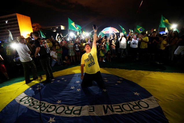 Apoiadores de Jair Bolsonaro (PSL) comemoram a vitória do presidenciável ao cargo de presidente da República, em Brasília (DF) - 28/10/2018