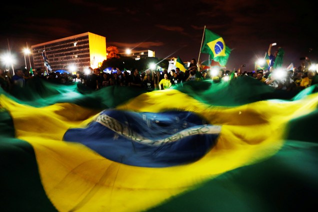 Apoiadores de Jair Bolsonaro (PSL) comemoram a vitória do presidenciável ao cargo de presidente da República, em Brasília (DF) - 28/10/2018