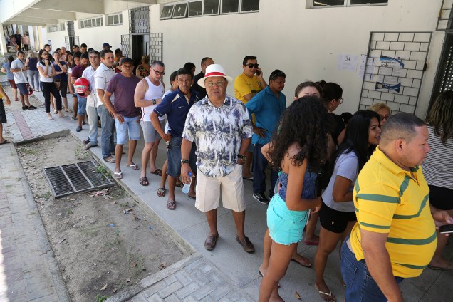 Eleitores fazem fila para votar em escola de Fortaleza, capital do Ceará - 07/10/2018
