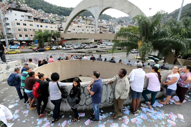 Eleitores fazem fila antes da abertura de uma seção eleitoral na Rocinha, Rio de Janeiro - 07/10/2018