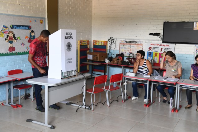 Homem vota em uma seção eleitoral durante o segundo turno das eleições presidenciais, em Brasília - 28/10/2018