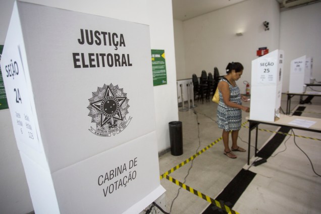 Mulher vota em uma seção eleitoral durante o segundo turno das eleição presidencial no Rio de Janeiro - 28/10/2018