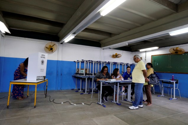 Eleitores aguarda para votar uma seção eleitoral durante o segundo turno no Rio de Janeiro - 28/10/2018