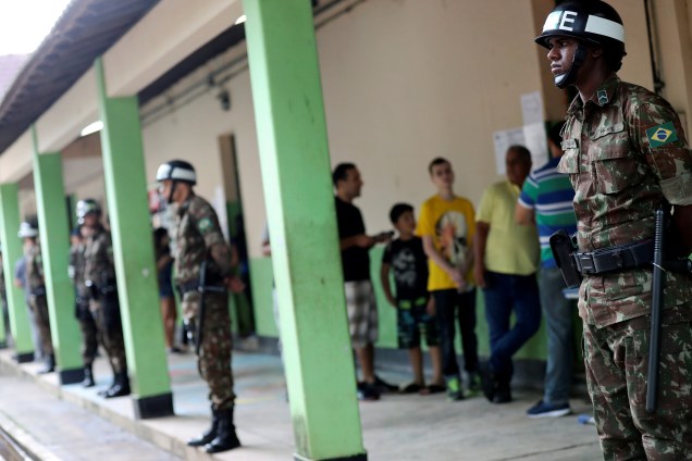 Oficiais do Exército fazem a segurança em uma seção eleitoral na escola onde vota Jair Bolsonaro (PSL) no Rio de Janeiro - 28/10/2018