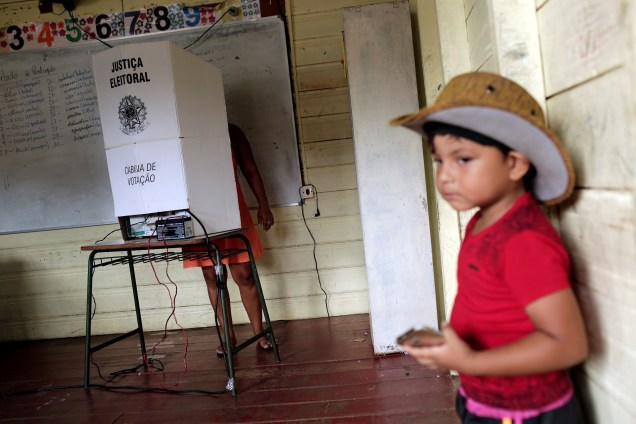 Eleitores votam no segundo turno em Catalão, uma comunidade de casas flutuantes, no Amazonas - 28/10/2018