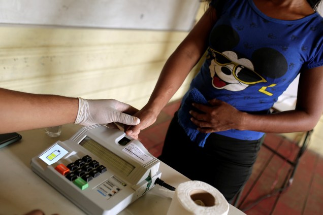 Eleitora usa a biometria para votar no segundo turno em Catalão, uma comunidade de casas flutuantes, no Amazonas - 28/10/2018