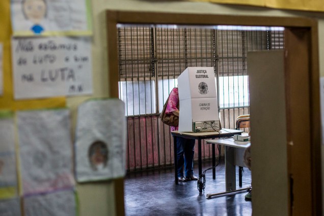 Mulher vota em uma seção eleitoral no Rio de Janeiro,  durante o segundo turno das eleição presidencial - 28/10/2018