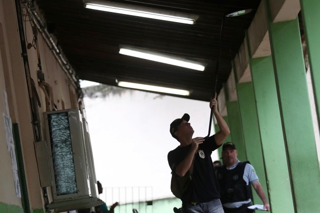 Policias Federais inspecionam a Escola Municipal Rosa da Fonseca, na Vila Militar, em Marechal Hermes, na Zona Norte do Rio