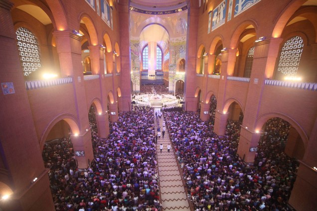 Multidão de fiéis no Santuário Nacional de Nossa Senhora Aparecida, na cidade de Aparecida, durante as comemorações do feriado - 12/10/2018