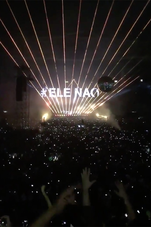 Durante o show no Allianz Parque, o ex-líder da banda Pink Floyd, Roger Waters exibiu no telão a hashtag Ele Não, contra o candidato Jair Bolsonaro - 09/10/2018 Durante o show no Allianz Parque, o ex-líder da banda Pink Floyd, Roger Waters exibiu no telão a hashtag Ele Não, contra o candidato Jair Bolsonaro - 09/10/2018