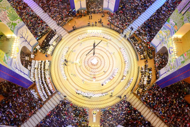 Fiéis católicos lotam a Basílica de Nossa Senhora Aparecida, na cidade de Aparecida, interior de São Paulo, durante a festa da padroeira do Brasil - 12/10/2018