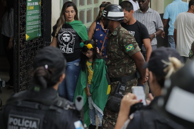 Família chega para votar vestida com camisetas em apoio ao candidato Jair Bolsonaro (PSL) na mesma escola em que vota o candidato na zona Oeste do Rio