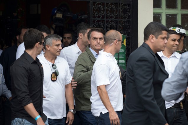 O candidato a Presidência da República Jair Bolsonaro (PSL) deixa a escola onde votou, na Vila Militar em Deodoro, na Zona Oeste do Rio