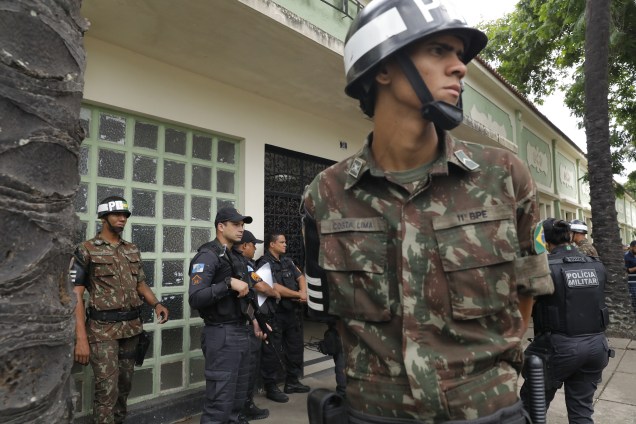 Militares fazem a segurança no lado externo da Escola Municipal Rosa da Fonseca, na Zona Oeste do Rio de Janeiro, local de votação do candidato Jair Bolsonaro do PSL