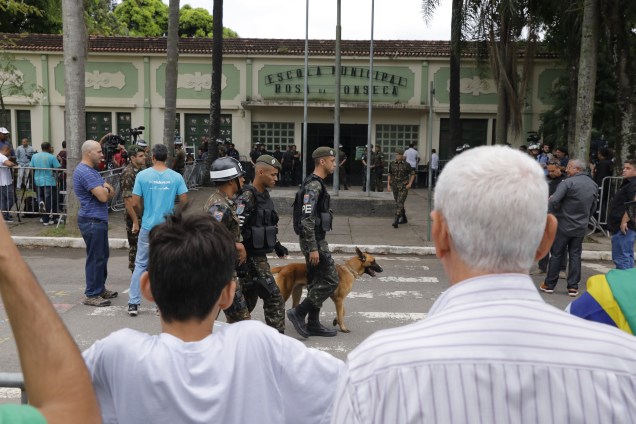Militares fazem a segurança no lado externo da Escola Municipal Rosa da Fonseca, na Zona Oeste do Rio de Janeiro, local de votação do candidato Jair Bolsonaro do PSL