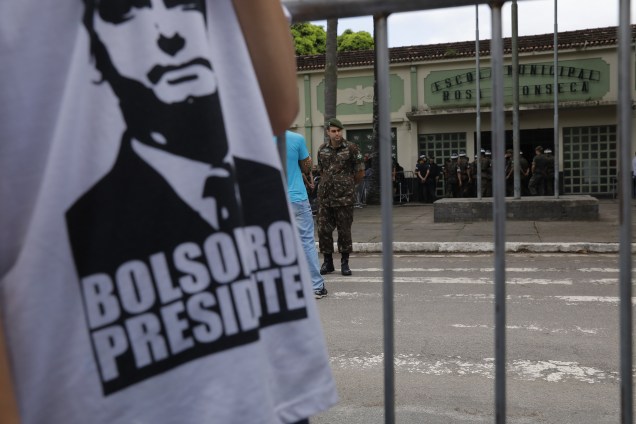 Apoiador de Jair Bolsonaro é fotografado em frente à Escola Municipal Rosa da Fonseca, na Zona Oeste do Rio de Janeiro, local de votação do candidato do PSL