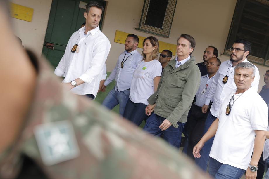 Acompanhado da esposa Michelle, Jair Bolsonaro candidato à Presidência da República pelo PSL vota na Escola Municipal Rosa da Fonseca, na Zona Oeste do Rio de Janeiro