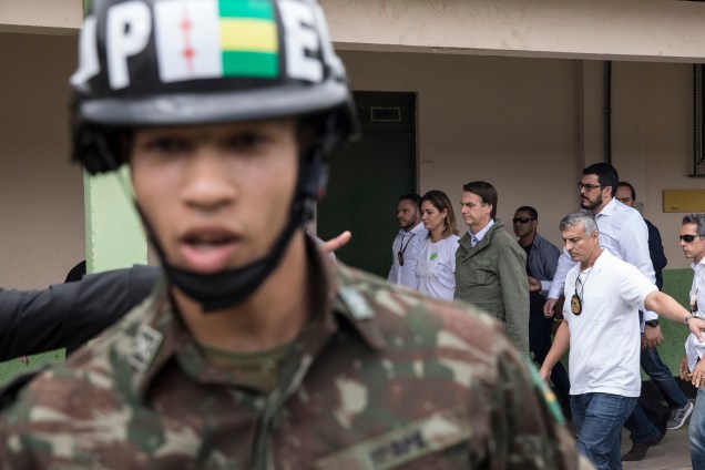 Acompanhado da esposa Michelle, Jair Bolsonaro candidato à Presidência da República pelo PSL vota na Escola Municipal Rosa da Fonseca, na Zona Oeste do Rio de Janeiro