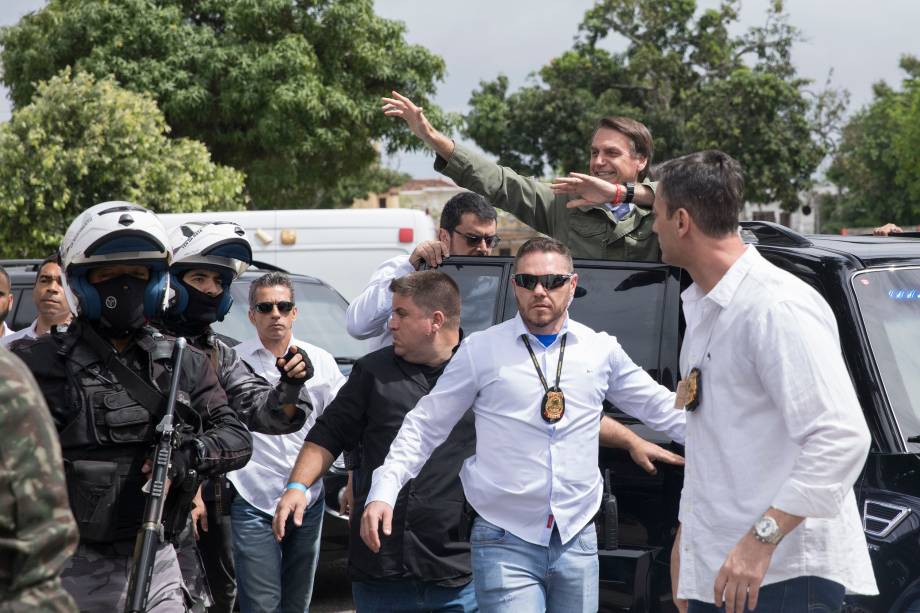 O candidato a Presidência da República Jair Bolsonaro (PSL) deixa a escola onde votou, na Vila Militar em Deodoro, na Zona Oeste do Rio