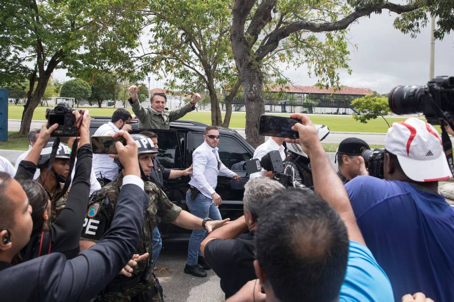 O candidato a Presidência da República Jair Bolsonaro (PSL) deixa a escola onde votou, na Vila Militar em Deodoro, na Zona Oeste do Rio