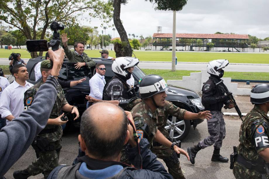 O candidato a Presidência da República Jair Bolsonaro (PSL) deixa a escola onde votou, na Vila Militar em Deodoro, na Zona Oeste do Rio