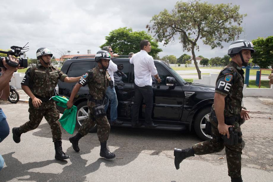 O candidato a Presidência da República Jair Bolsonaro (PSL) deixa a escola onde votou, na Vila Militar em Deodoro, na Zona Oeste do Rio