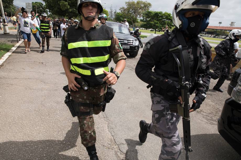 O candidato a Presidência da República Jair Bolsonaro (PSL) deixa a escola onde votou, na Vila Militar em Deodoro, na Zona Oeste do Rio