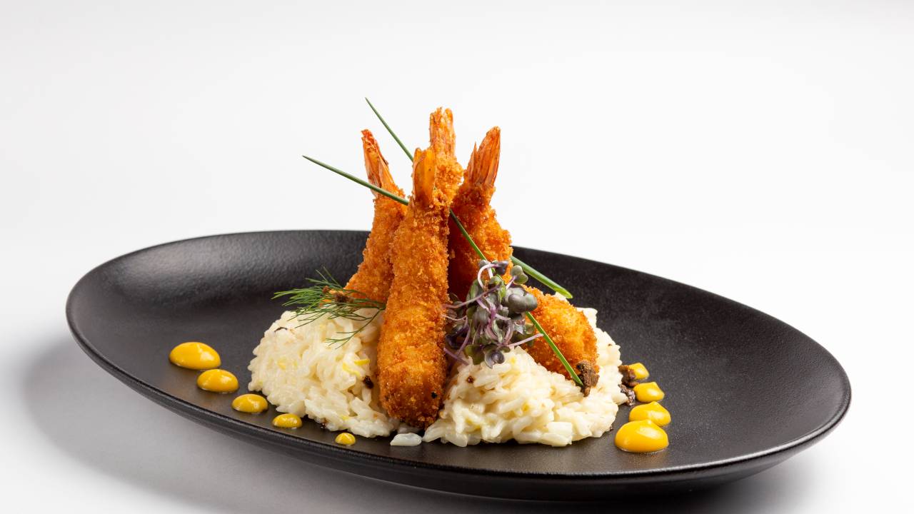 Camarões crocantes servidos com arroz cremoso de limão: um dos pratos do Quintal da Varjota para o Menu VEJA Comer & Beber
