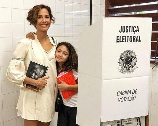 Camila Pitanga votando com livro