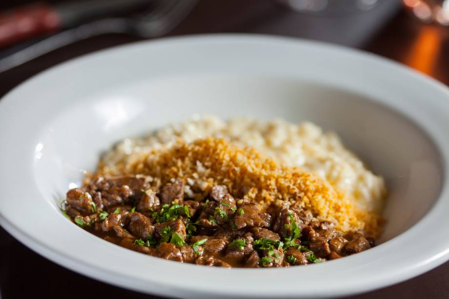 O jantar no Caseratto durante o Menu Veja Comer & Beber Goiânia tem, na etapa principa, o picadinho de filé acompanhado de risotode parmesão e farofa crocante