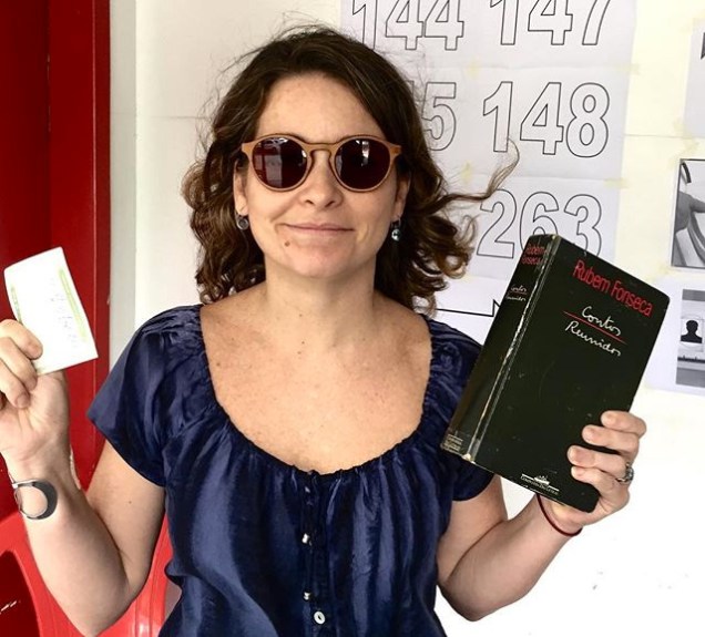 Claudia Abreu votando com livro
