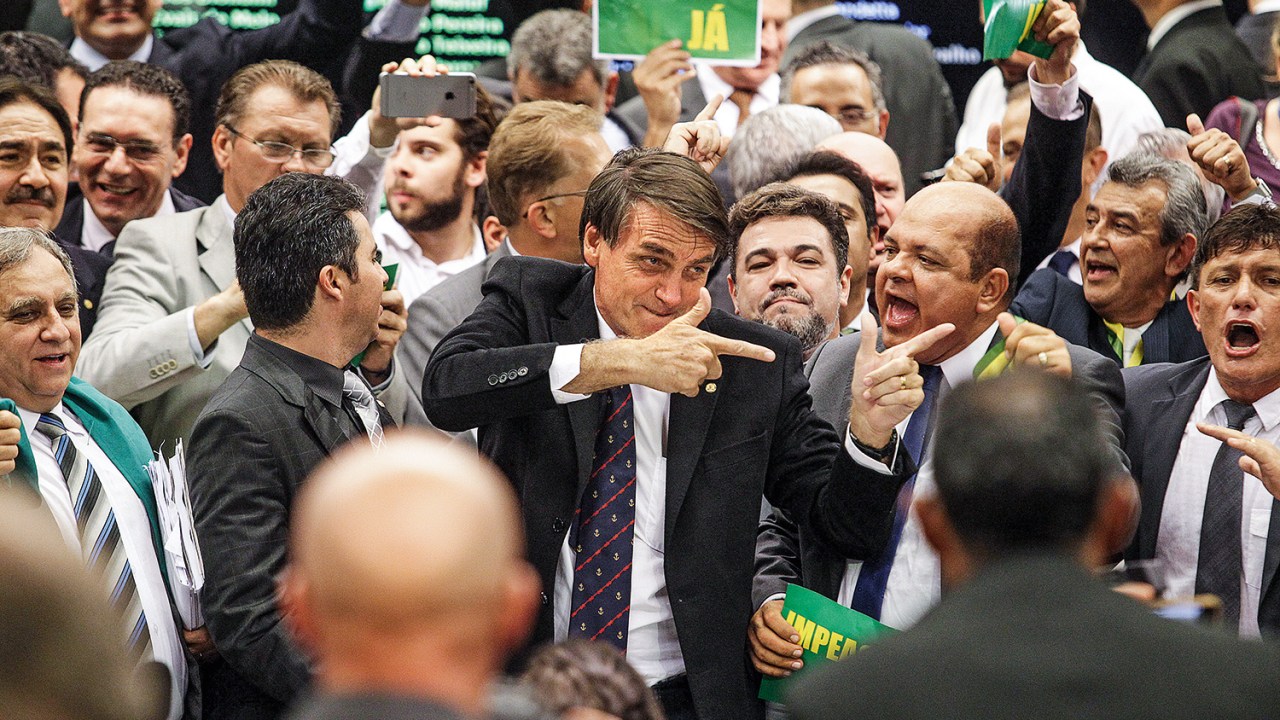 Jair Bolsonaro imitando o gesto de disparar armas no Congresso