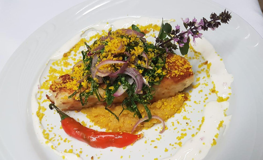Robalo servido com purê de batata-doce com suave aroma de pequi: prato do Coralina para o Menu Veja Comer & Beber Goiânia 2018
