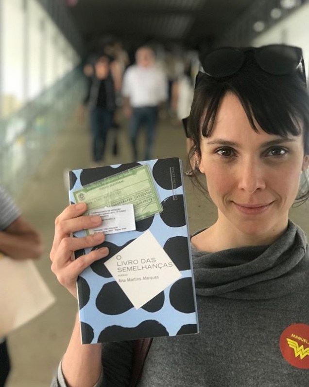 Débora Falabella leva livro de Ana Martins Marques para a votação do segundo turno