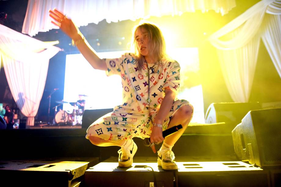 A cantora Billie Eilish durante performance no Festival Agenda em Long Beach, Califórnia - 30/06/2018