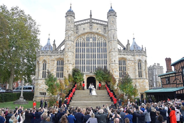A Princesa Eugenie e Jack Brooksbank deixam a Capela de São Jorge depois do casamento no Castelo de Windsor - 12/10/2018