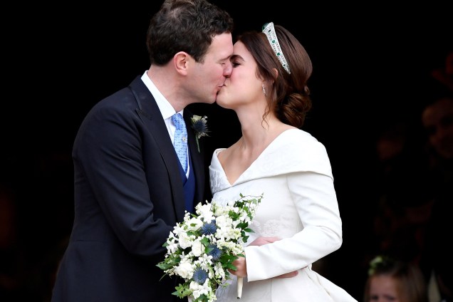 Princesa Eugenie e Jack Brooksbank se beijam após o casamento na Capela de São Jorge no Castelo de Windsor - 12/10/2018