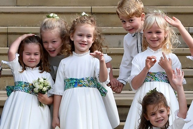 O príncipe George e a princesa Charlotte acompanham o grupo de pajens durante o casamento da princesa Eugenie com Jack Brooksbank na capela de São Jorge no castelo de Windsor - 12/10/2018