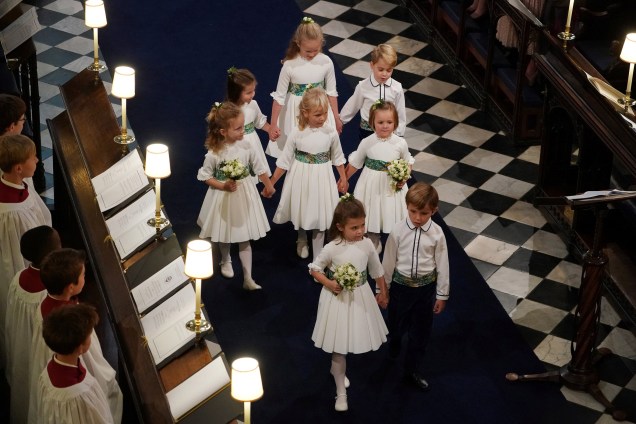 O príncipe George e a princesa Charlotte acompanham o grupo de pajens durante o casamento da princesa Eugenie com Jack Brooksbank na capela de São Jorge no castelo de Windsor - 12/10/2018
