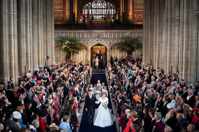 Princesa Eugenie e Jack Brooksbank deixam a Capela de São Jorge no Castelo de Windsor após o casamento -12/10/2018