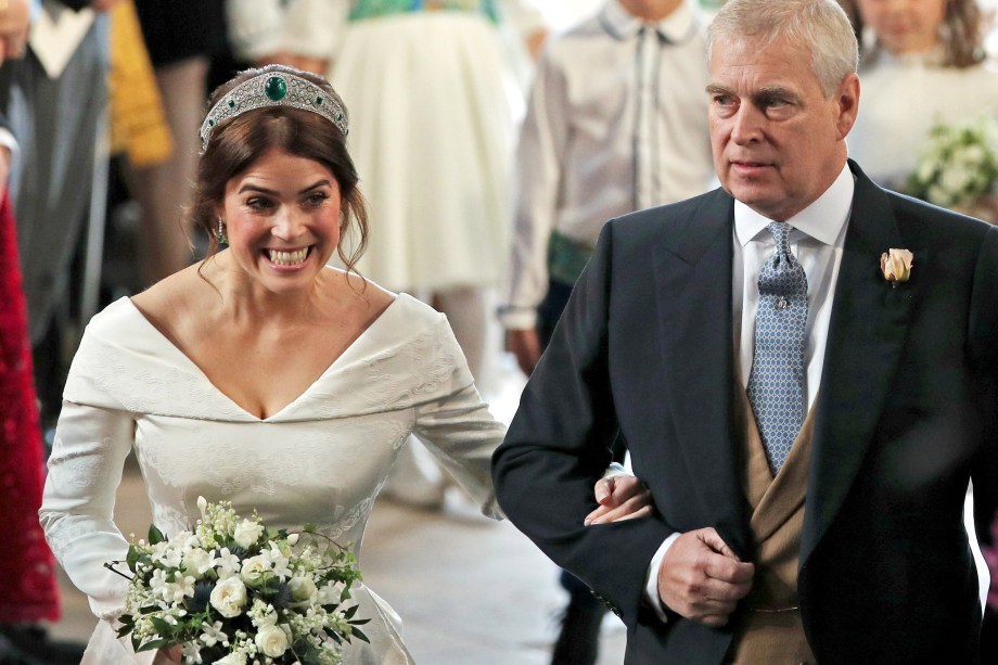 Princesa Eugenie é levada ao altar por seu pai, o duque de York, para seu casamento com Jack Brooksbank na Capela de São Jorge no Castelo de Windsor - 12/10/2018