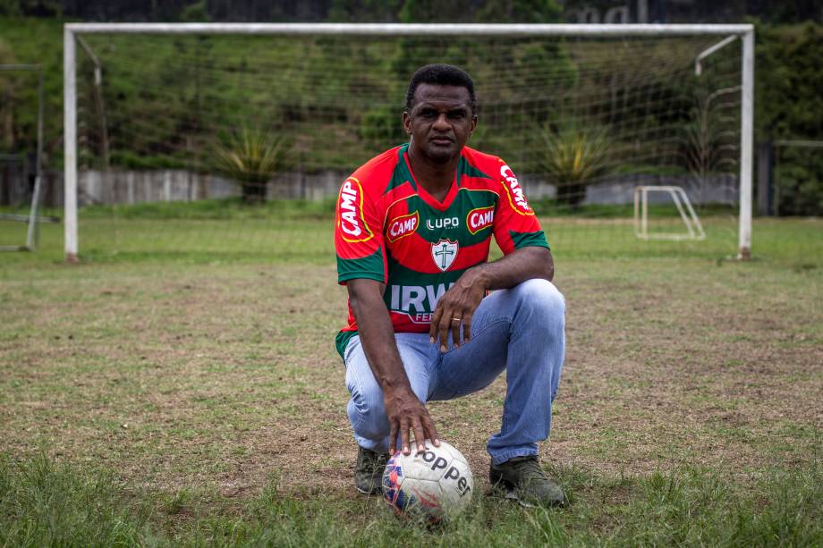 Capitão, ex-jogador e ídolo da Portuguesa, posa para foto no Estádio Municipal Pedro Benedetti, em Mauá (SP)