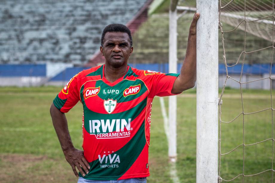 Capitão, ex-jogador e ídolo da Portuguesa, posa para foto no Estádio Municipal Pedro Benedetti, em Mauá (SP)