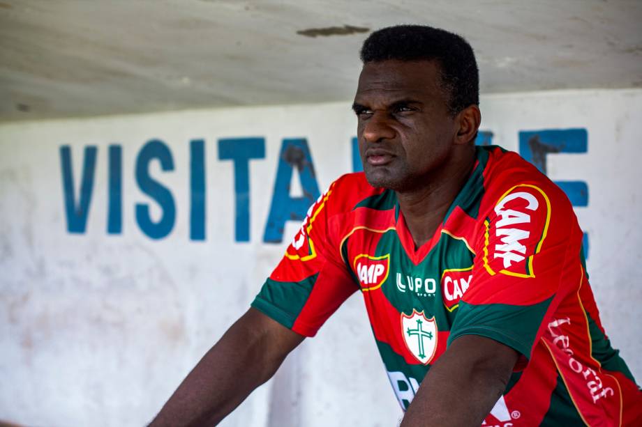 Capitão, ex-jogador e ídolo da Portuguesa, posa para foto no Estádio Municipal Pedro Benedetti, em Mauá (SP)