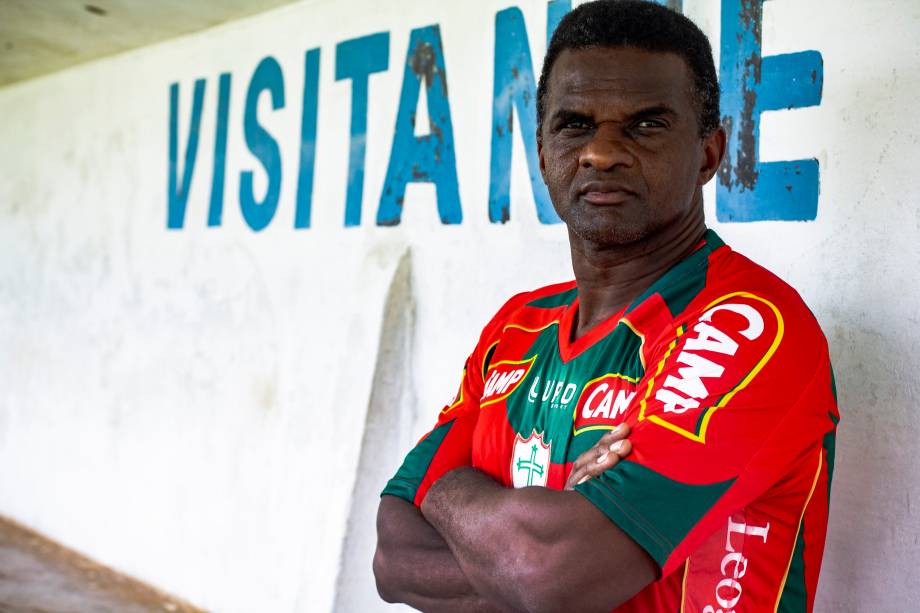 Capitão Oleúde, ex-jogador de futebol, que atuou pela Portuguesa, posa para foto no Estádio Municipal Pedro Benedetti, em Mauá (SP) - 03/10/2018