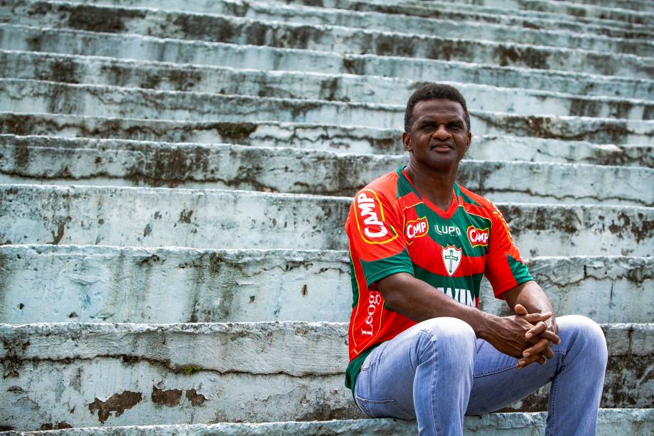 Capitão, ex-jogador e ídolo da Portuguesa, posa para foto no Estádio Municipal Pedro Benedetti, em Mauá (SP)