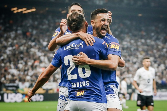 Robinho, do Cruzeiro, comemora com seus companheiros após marcar gol durante partida contra o Corinthians, válida pela final da Copa do Brasil - 17/10/2018