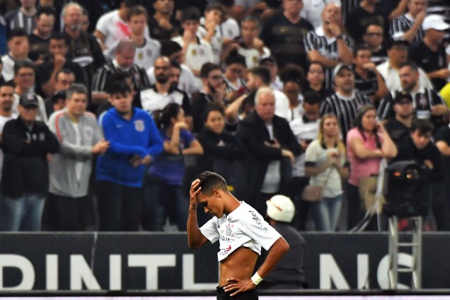 O jogador Pedrinho, do Corinthians, lamenta após ter seu gol anulado durante partida contra o Cruzeiro, válida pela final da Copa do Brasil - 17/10/2018