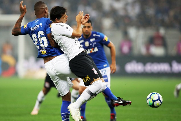 Dedé, do Cruzeiro, disputa bola com Angel Romero, do Corinthians, durante partida válida pela final da Copa do Brasil - 17/10/2018